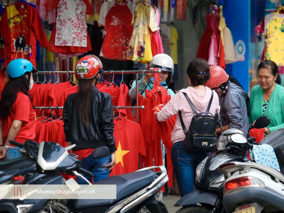 cửa hàng nhỏ lẻ là địa chỉ mua áo cờ đỏ sao vàng phổ biến cửa hàng nhỏ lẻ là địa chỉ mua áo cờ đỏ sao vàng phổ biến