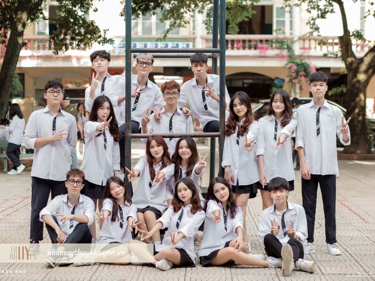 đồng phục học sinh nam cấp 3 thường bao gồm áo sơ mi trắng với quần tây đồng phục học sinh nam cấp 3 thường bao gồm áo sơ mi trắng với quần tây
