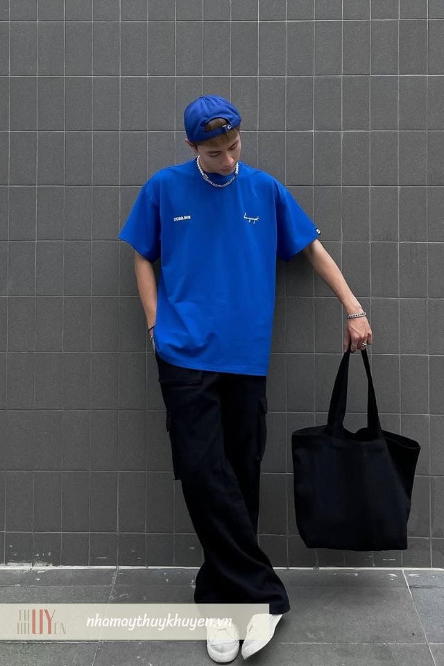 quần jean phối cùng áo thun là oufit đồ tết nam năng động