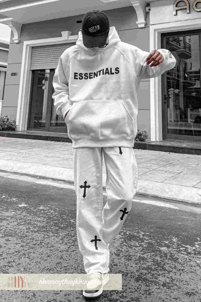 áo hoodie phối cùng quần jogger là kiểu phối đồ tết cho nam mang đến vẻ cá tính