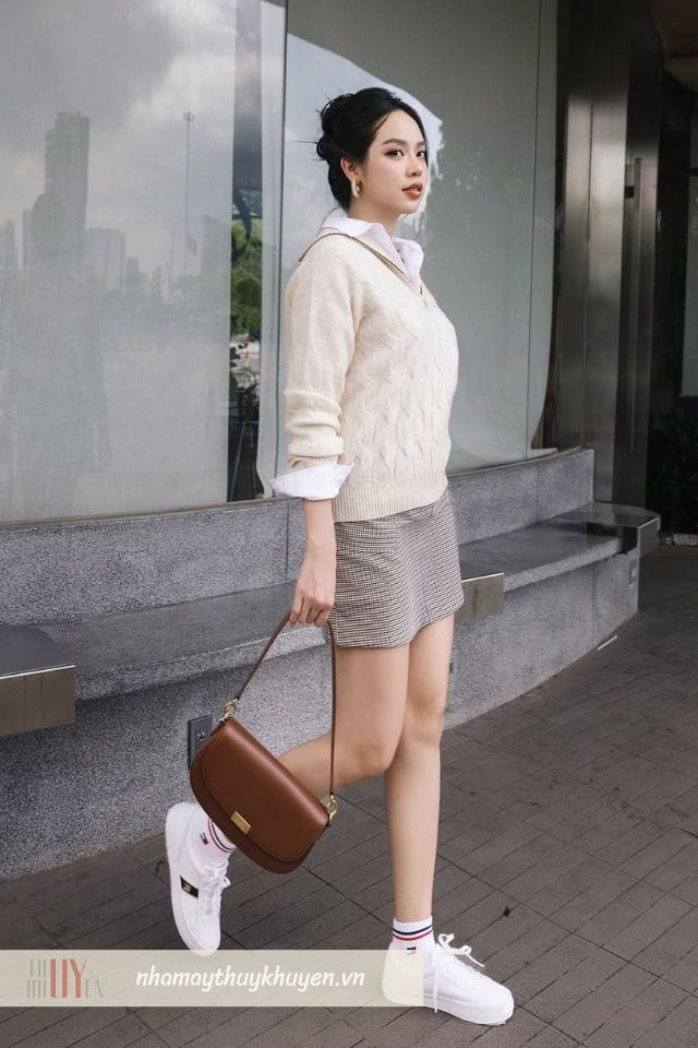 phối áo sơ mi layer áo len v-neck cùng chân váy kẻ caro là kiểu phối chuẩn phong cách preppy