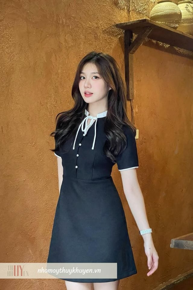 đầm cổ nơ đen là outfit tết nữ mang phong cách tối giản sang trọng