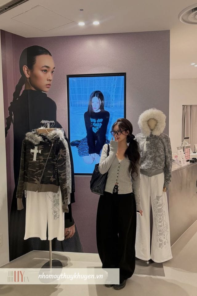 cardigan xám kết hợp quần đen ống rộng là kiểu phối đồ tết nữ tạo sự gợi cảm tinh tế