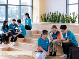 đồng phục sinh viên thường mang phong cách thoải mái hơn